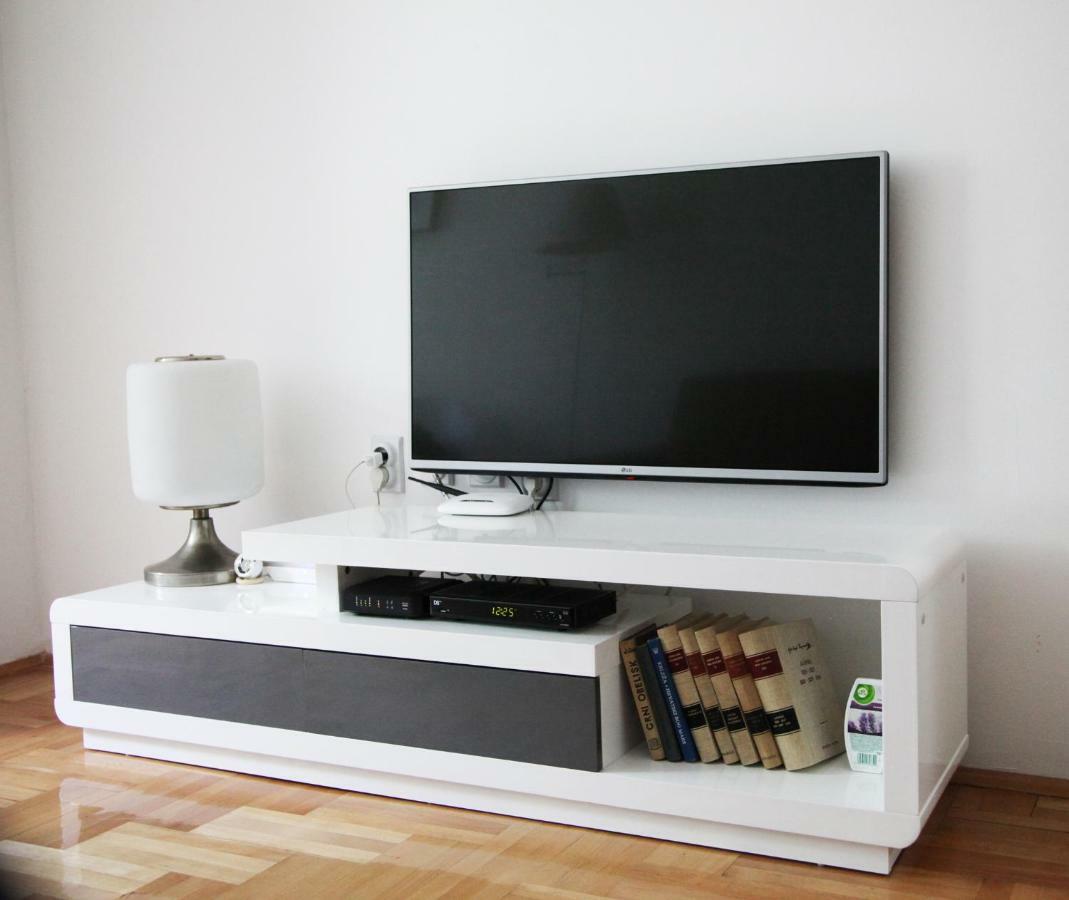 65 Square Meters Designer Apartment In Heart Of City - River View ! Park For Free นิส ภายนอก รูปภาพ
